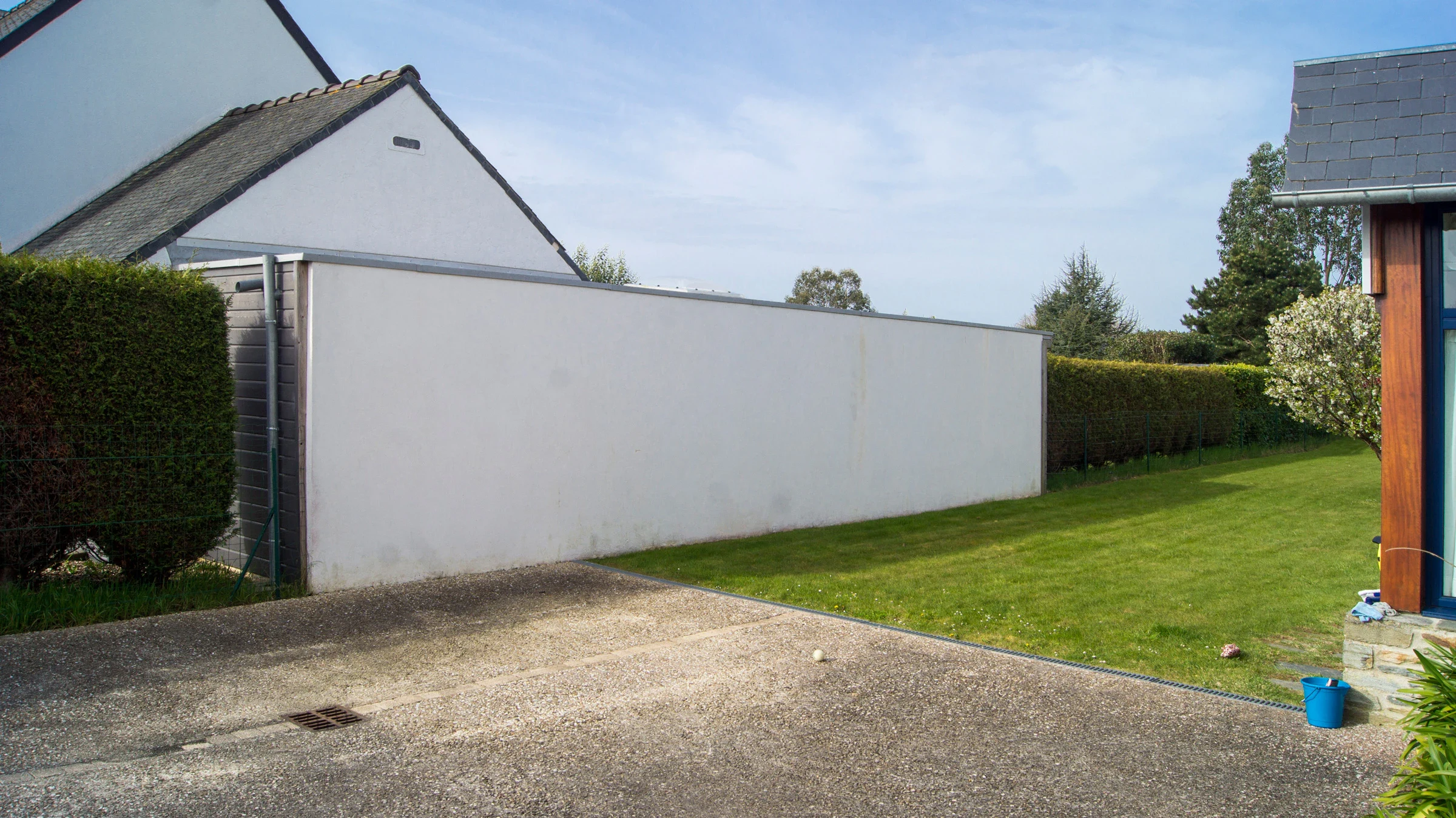 Mur mitoyen de jardin nu avant la fresque en trompe-l'œil, particulier à Locquirec
